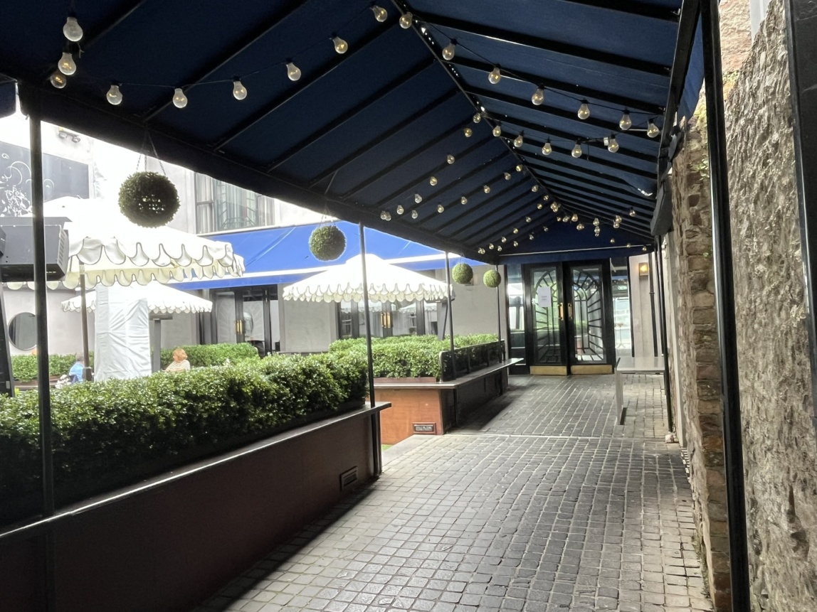 Set Courtyard