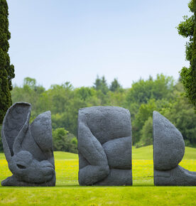 Kneeling by Sophie Ryder. 250 x 620 x 230 cm.